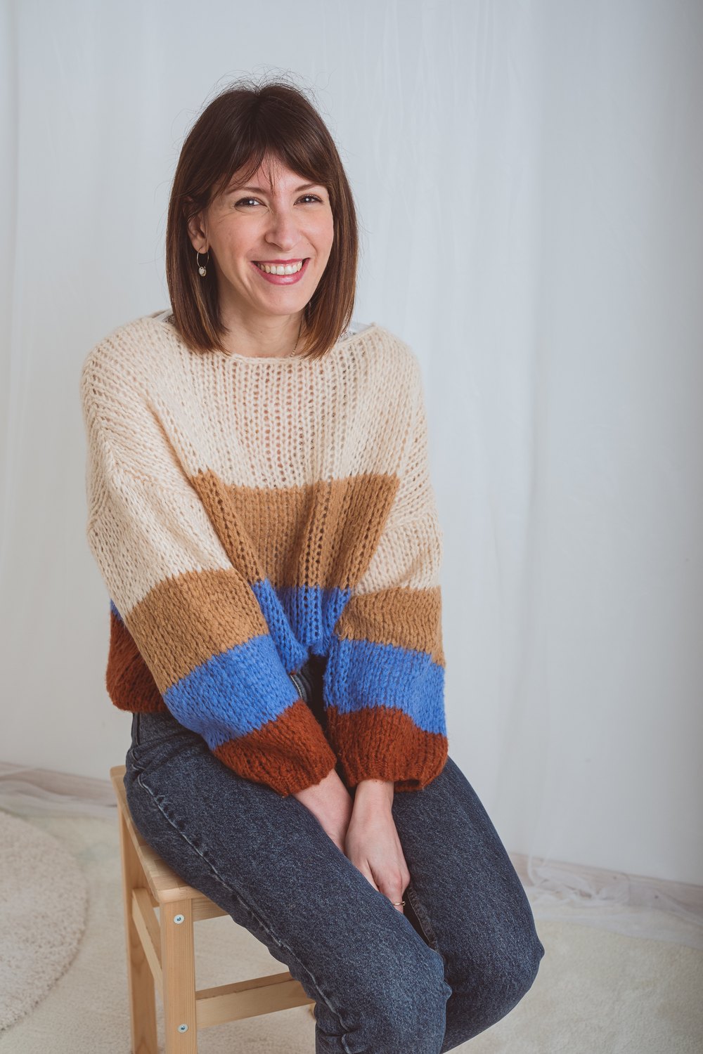 Anita Miceu, doula, seduta e sorridente